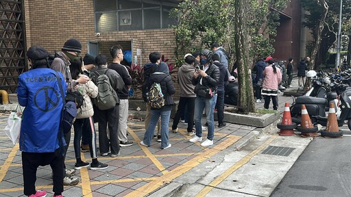 柯文哲案6點再開羈押庭 北院外現小草排隊旁聽人龍