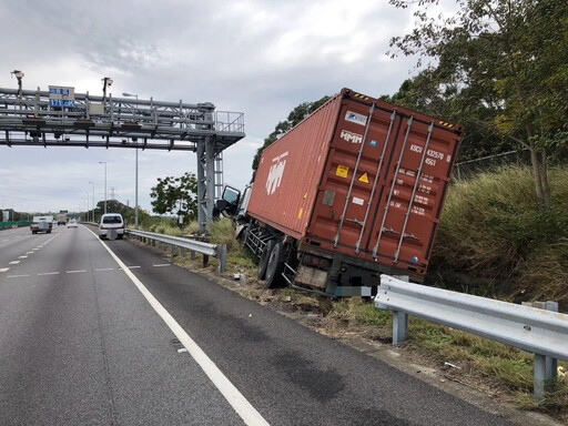 國3清水路段貨櫃車擦撞衝邊坡 駕駛顱內出血插管搶救中