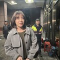 影/「學姐」突現身北院欲旁聽 尬笑「來得比較晚」