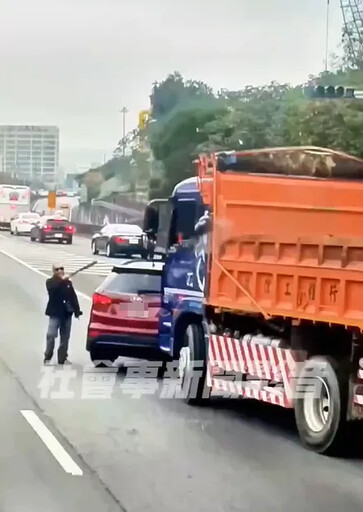 才在國道PK砂石車！「恐怖駕駛」台中又爆糾紛 球棒狂砸賓士