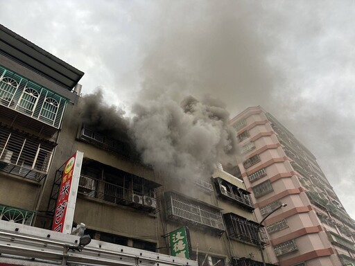 新北住宅火警！三重公寓4樓竄濃煙 警消救出5受困住戶