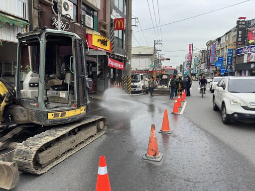 氣爆噩夢重演？高雄鳳山地下管線遭挖斷瓦斯外洩 幸無傷亡