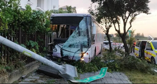 恐怖！台南公車遭貨車撞擊再衝民宅圍牆 釀5傷送醫