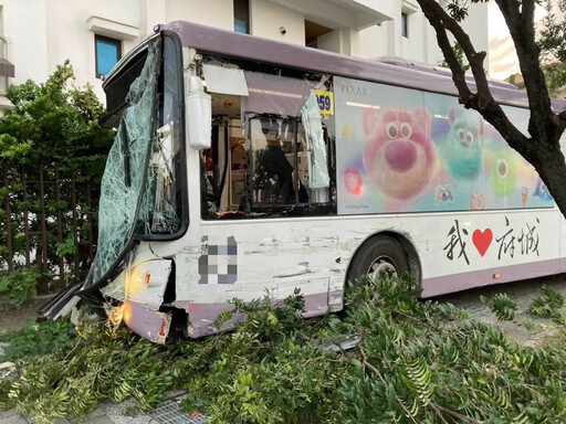 影/恐怖瞬間曝光！公車「遭貨車撞再衝民宅」 台南5乘客急送醫