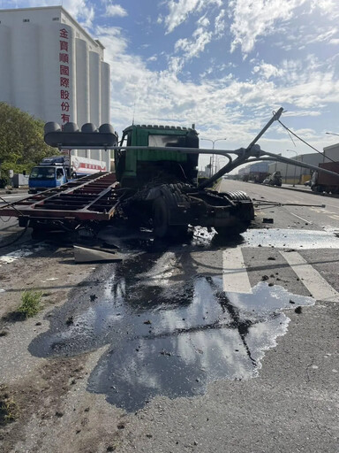 影/梧棲曳引車失控煞不住「剷平號誌桿」 街道一片狼藉