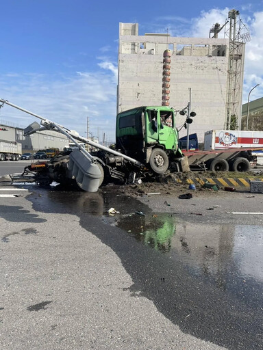 影/梧棲曳引車失控煞不住「剷平號誌桿」 街道一片狼藉