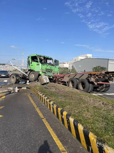 影/梧棲曳引車失控煞不住「剷平號誌桿」 街道一片狼藉