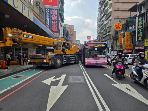 影/新北吊臂車進加油站A到公車！司機疑喝酒 母子釀傷