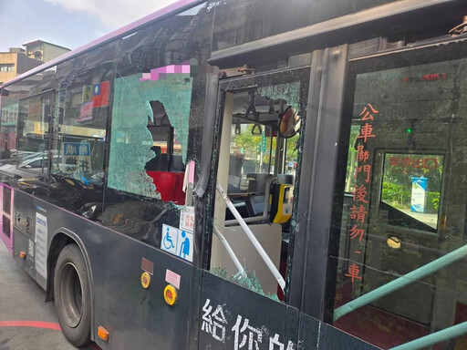 影/新北吊臂車進加油站A到公車！司機疑喝酒 母子釀傷