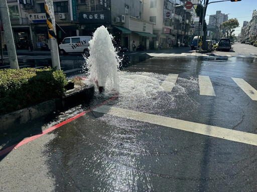 影/高雄小貨車迴轉撞斷消防栓 馬路上演「水舞秀」