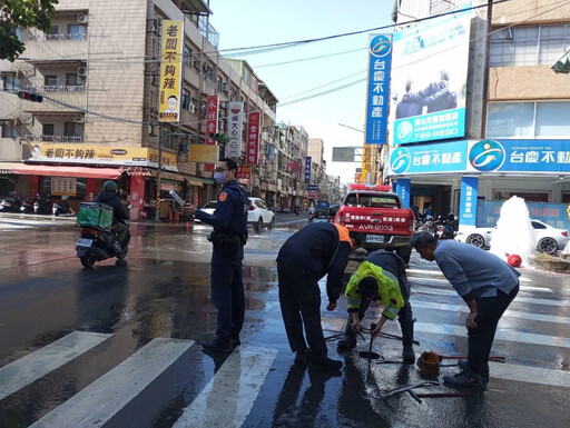 影/高雄小貨車迴轉撞斷消防栓 馬路上演「水舞秀」