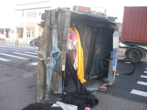 影/台中垃圾車被聯結車撞翻！ 駕駛逆光行駛視線不清釀禍