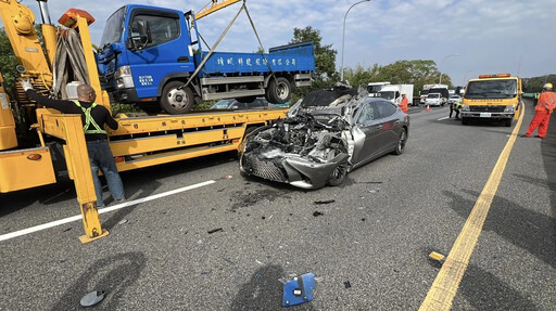 影/國1銅鑼3車追撞！銀車鏟進貨車底部 車頭削半