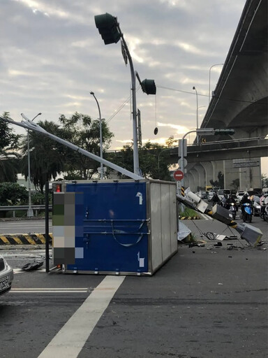 影/萬丹「5車追撞」嚴重車禍！連路燈都撞斷 1人被送醫