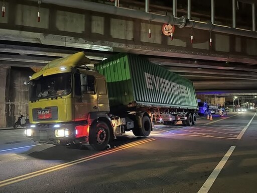 苗栗貨櫃車卡國道陸橋！輪胎放氣無效 折騰3小時才脫困