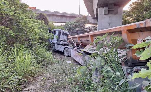 國道重大事故！國3燕巢段砂石車衝出邊坡 1人受傷