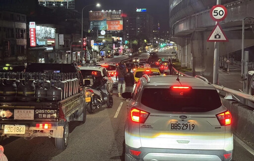 恐怖瞬間！大漢橋水泥加壓車煞不住衝車陣 重機命大被削過