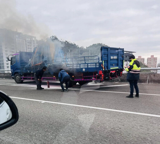 國3驚悚火燒車！安坑交流道「大車底盤竄烈焰」