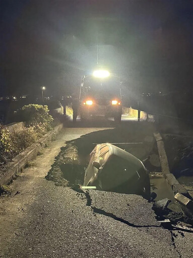 影/布袋「天坑吞車」！防汛道路突陷落「車開一半被吃了」