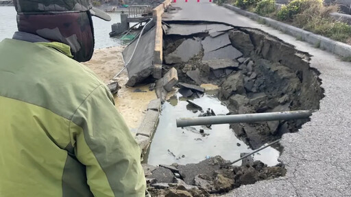 影/布袋「天坑吞車」！防汛道路突陷落「車開一半被吃了」