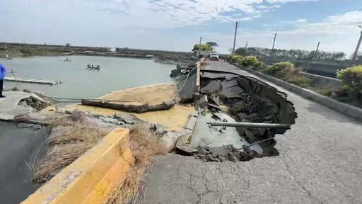 影/布袋「天坑吞車」！防汛道路突陷落「車開一半被吃了」