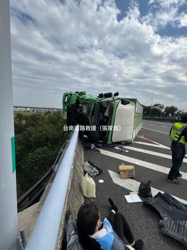 國道8號嚴重車禍！大車翻覆車頭插護欄險墜橋