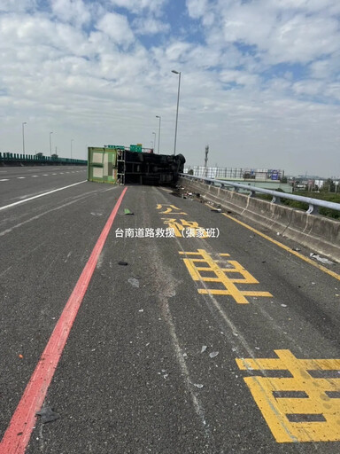 國道8號嚴重車禍！大車翻覆車頭插護欄險墜橋