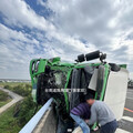 國道8號嚴重車禍！大車翻覆車頭插護欄險墜橋