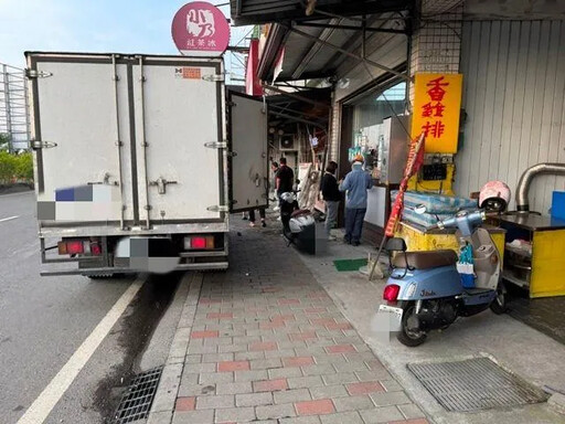 影/神保庇！屏東司機卸貨慘遭「衝人行道車」猛撞僅擦傷