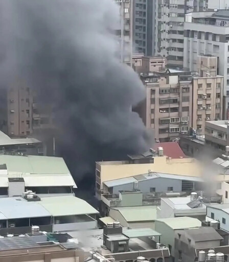 影/烈焰片！桃園鐵皮倉庫狂燃 鄰近小學急關窗戴口罩