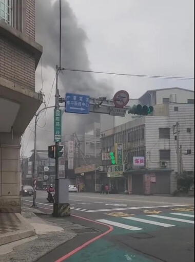 影/烈焰片！桃園鐵皮倉庫狂燃 鄰近小學急關窗戴口罩