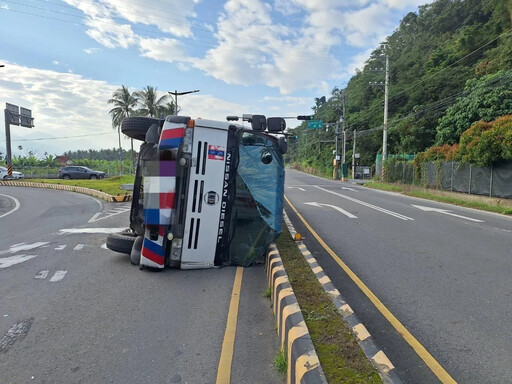 影/「爆漿」畫面曝！高雄水泥車疑煞車失靈180度翻覆了