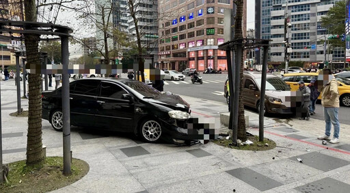 北市驚險車禍！轎車擦撞衝上市府站人行道 現場畫面曝