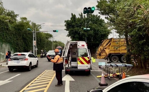 新北重大車禍！ 25歲騎士打滑噴進垃圾車底 遭輾當場慘死