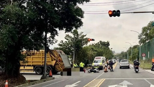 新北重大車禍！ 25歲騎士打滑噴進垃圾車底 遭輾當場慘死