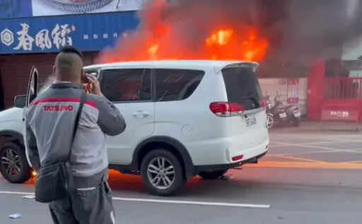 清晨碰一聲！台中汽、機車對撞釀火燒車 騎士倒地不動