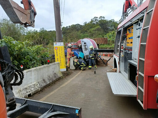 影/淡水「怪手整輛翻覆」駕駛受困 緊急搶救已送醫