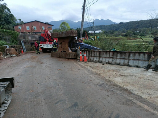 影/淡水「怪手整輛翻覆」駕駛受困 緊急搶救已送醫