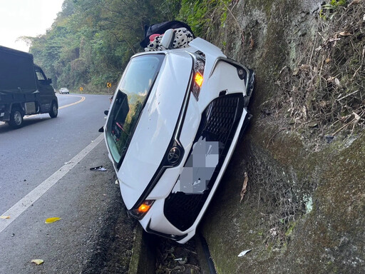 熬夜武嶺追雪！駕駛突身體不適 車衝對向「爬山壁」畫面曝