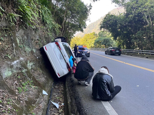 熬夜武嶺追雪！駕駛突身體不適 車衝對向「爬山壁」畫面曝