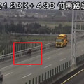 把自己當車？女徒步「西濱接國3」 走錯方向還驚險跨分隔島