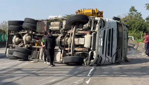 影/「爆漿」畫面曝光！台78線水泥車擦撞側翻 2傷送醫