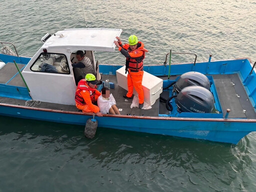 影/險失溫奪命！遊客彌陀漁港落海 海巡驚險救援直擊