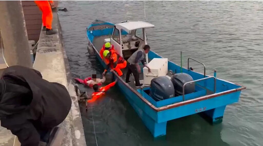 影/險失溫奪命！遊客彌陀漁港落海 海巡驚險救援直擊