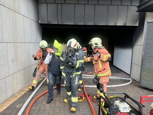 新店大台北華城旁接待中心大火！ 2人一度受困1人送醫