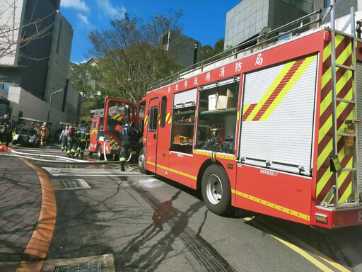 新店大台北華城旁接待中心大火！ 2人一度受困1人送醫