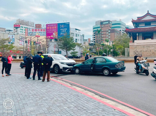 影/新竹東門圓環三寶逆向「0煞車襲擊」 駕駛嚇歪：充滿問號