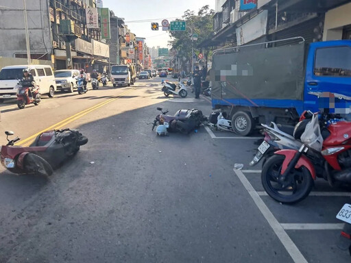 撞擊瞬間曝！五股小貨車失控衝撞髮廊門柱 6機車遭殃