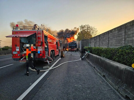 影/週末不平靜！國1新營路段驚悚火燒車 幸無人傷亡