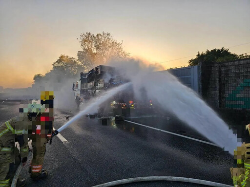 影/週末不平靜！國1新營路段驚悚火燒車 幸無人傷亡